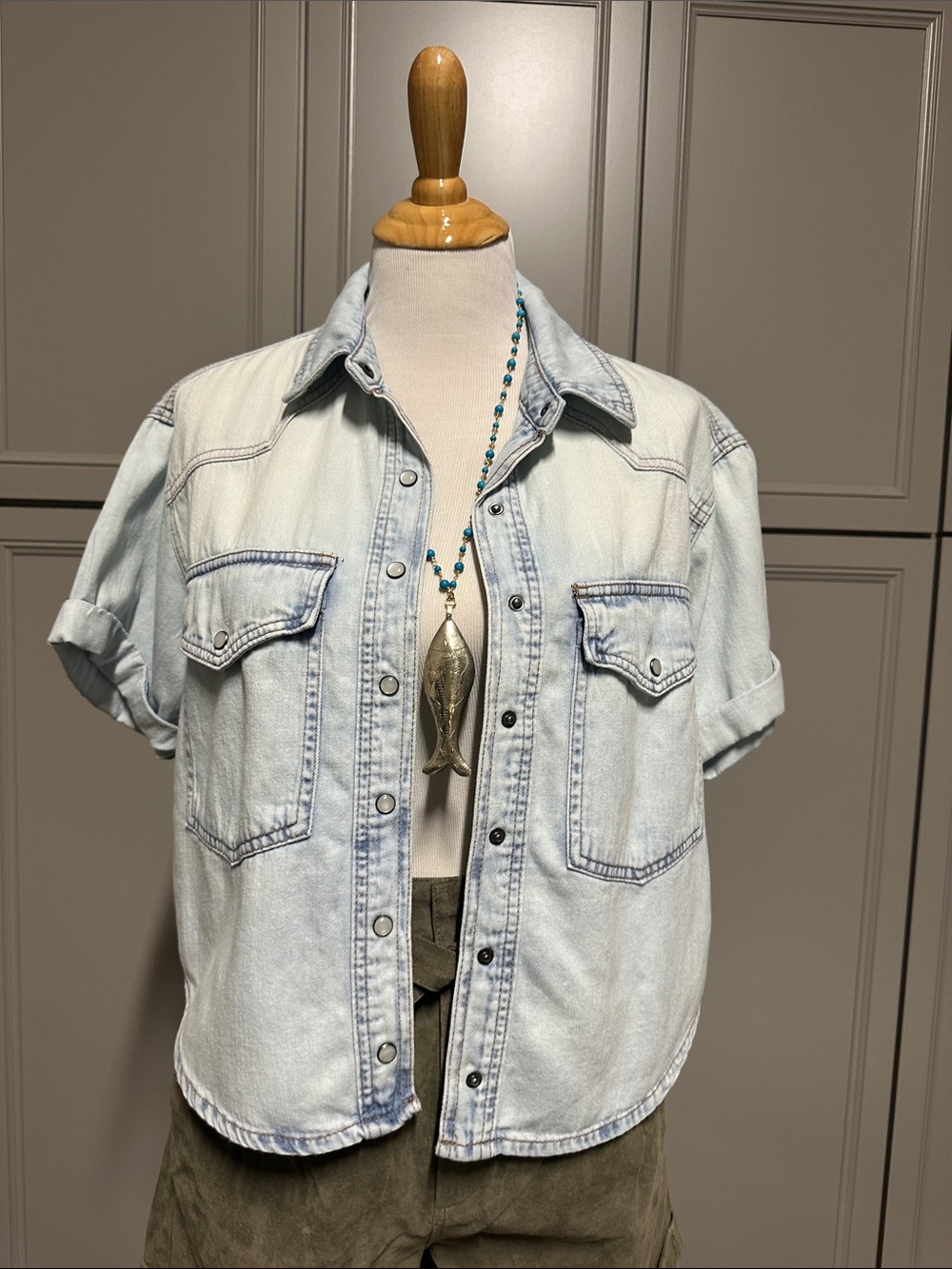 Evereve Light Wash Denim Short Sleeve Button-Up Shirt